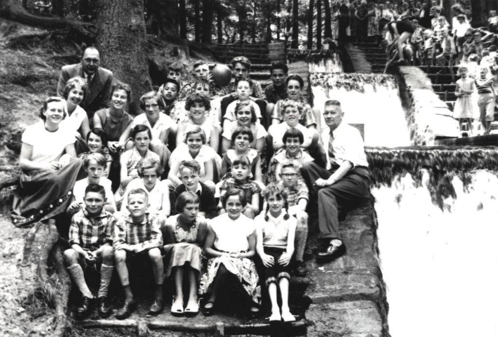 1958 1959 5e klas OBS Zelhem in Loenen bij de waterval 