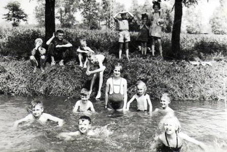 1948 50 Zwemmen in de beek foto Dick Grobbe. 