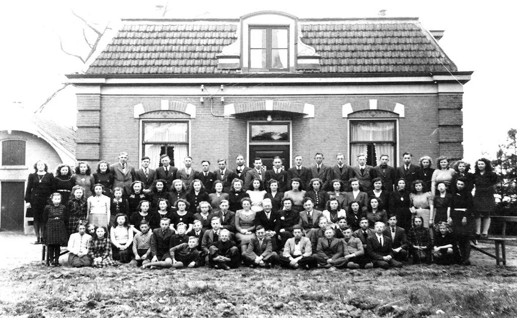 1949 Schoolhuis met leerlingen met Abelskamp foto Heidy Keuter 