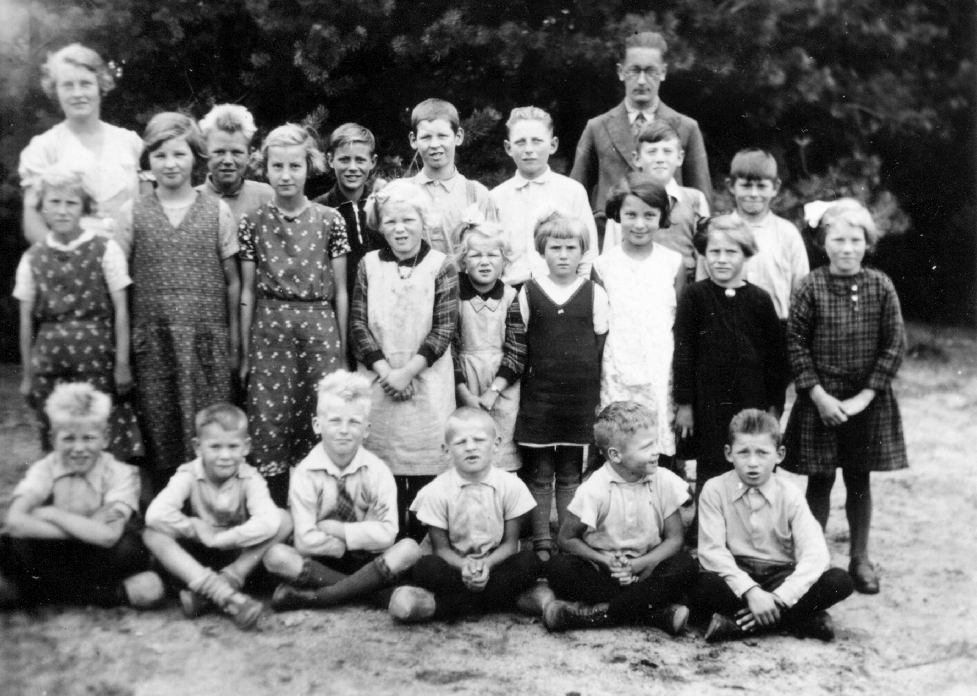 1935 Wolfersveenschool met juf Veldman foto W. Heersink 