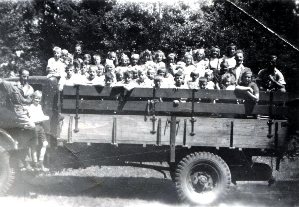 1946 Heidenhoek 1946 studenten naar het Peeske Henk Boeijink Srjpg