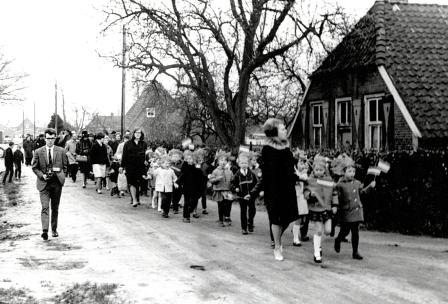 1966 208a optocht naar nieuwe kleuterschool Loo foto Berendsen Toonk