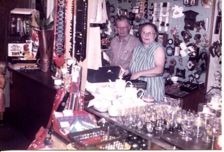 G.J.Kranen en I van de Schoor in hun winkel mei 1984