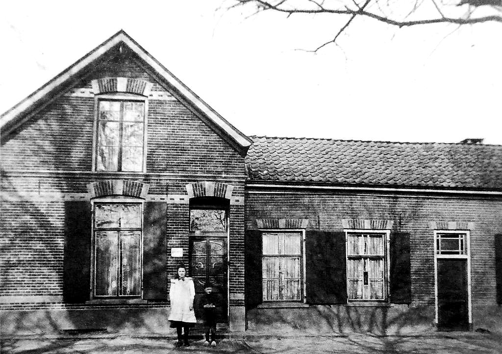 Woonhuis Knaake ca. 1910 met Anna Gerdina en Johan Frederik 