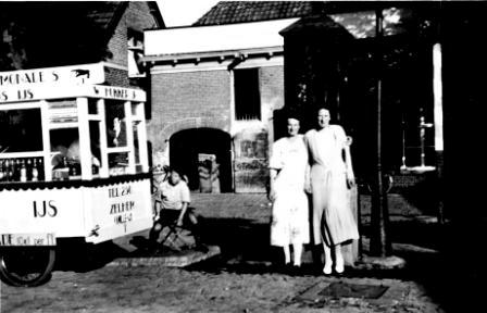 1936 08 25 Dames bij pomp em ijskar W. Hukker 