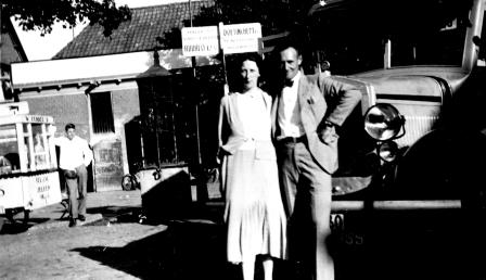 1936 08 25 Hukker en dame en heer Tiemes bij pomp en auto