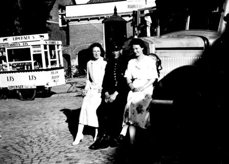 1936 8 25 Dames en chaufeur Tiemes in dorp