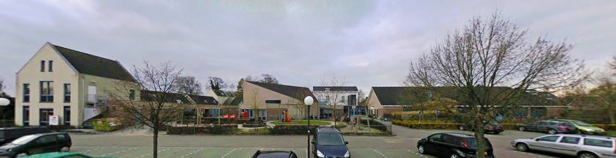 2010 achterzijde de brink met bijgebouwen en parkeerplaats Google