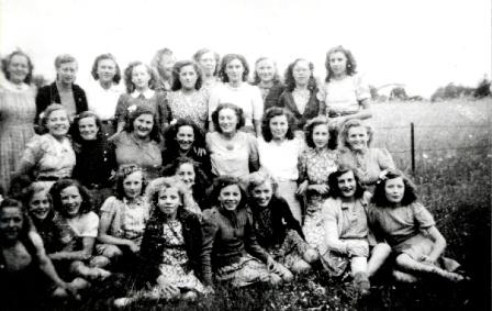 1950 147 meisjesvereniging bij gebouw Chr. Bel Coll. Hendriksen