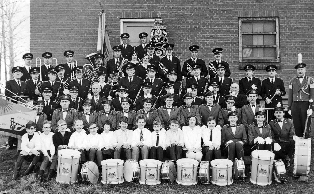 1969 Harmonie tanbourkorps en jeugdleden 